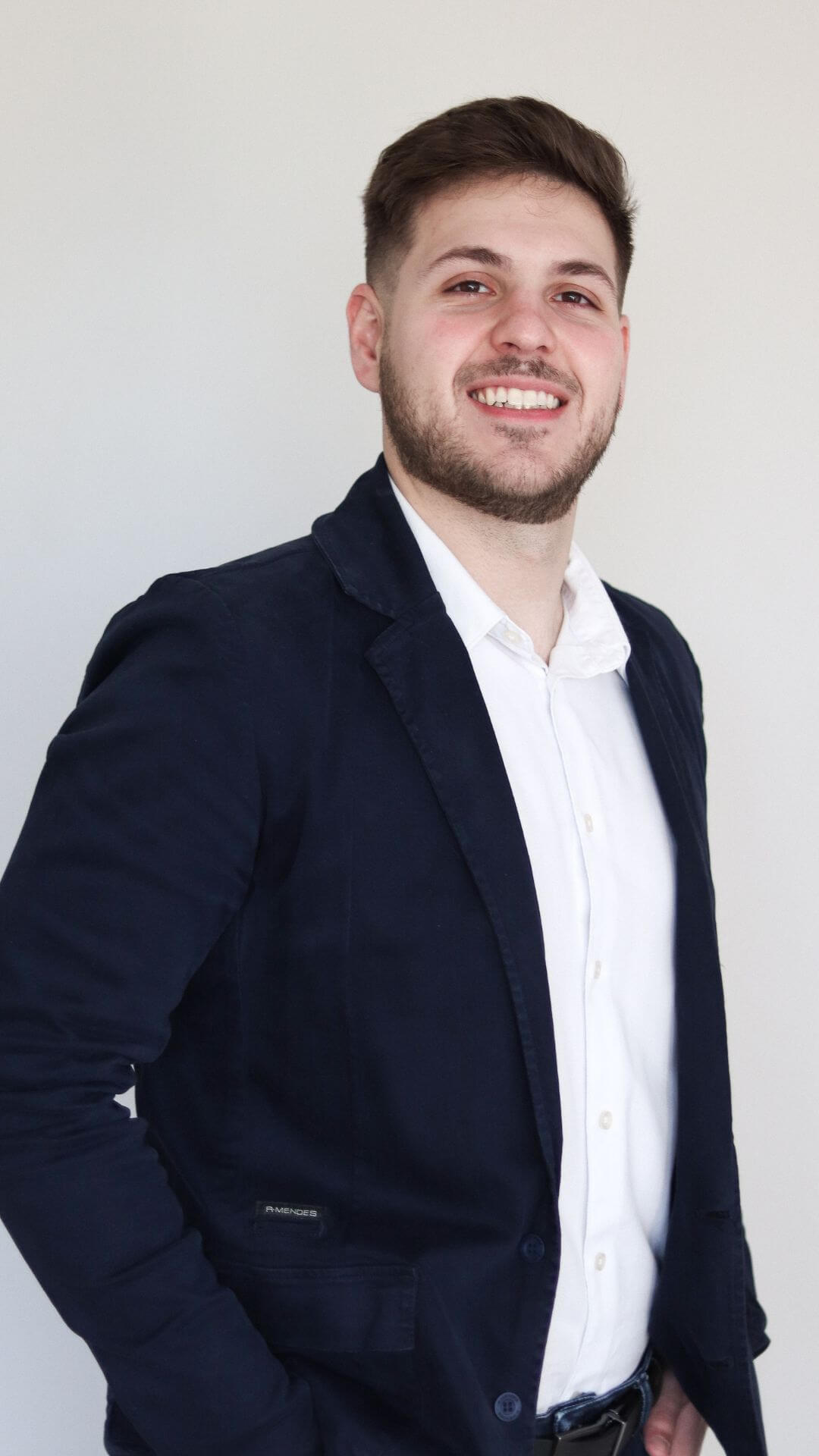 Ricardo Grassano Graduado em Administração pela Universidade Estadual de Maringá e com Pós Graduação em Inteligência de Mercado pela FIA-USP. Ricardo traz uma sólida experiência em gestão e estratégia empresarial, com mais de 10 milhões de reais em vendas consultivas.