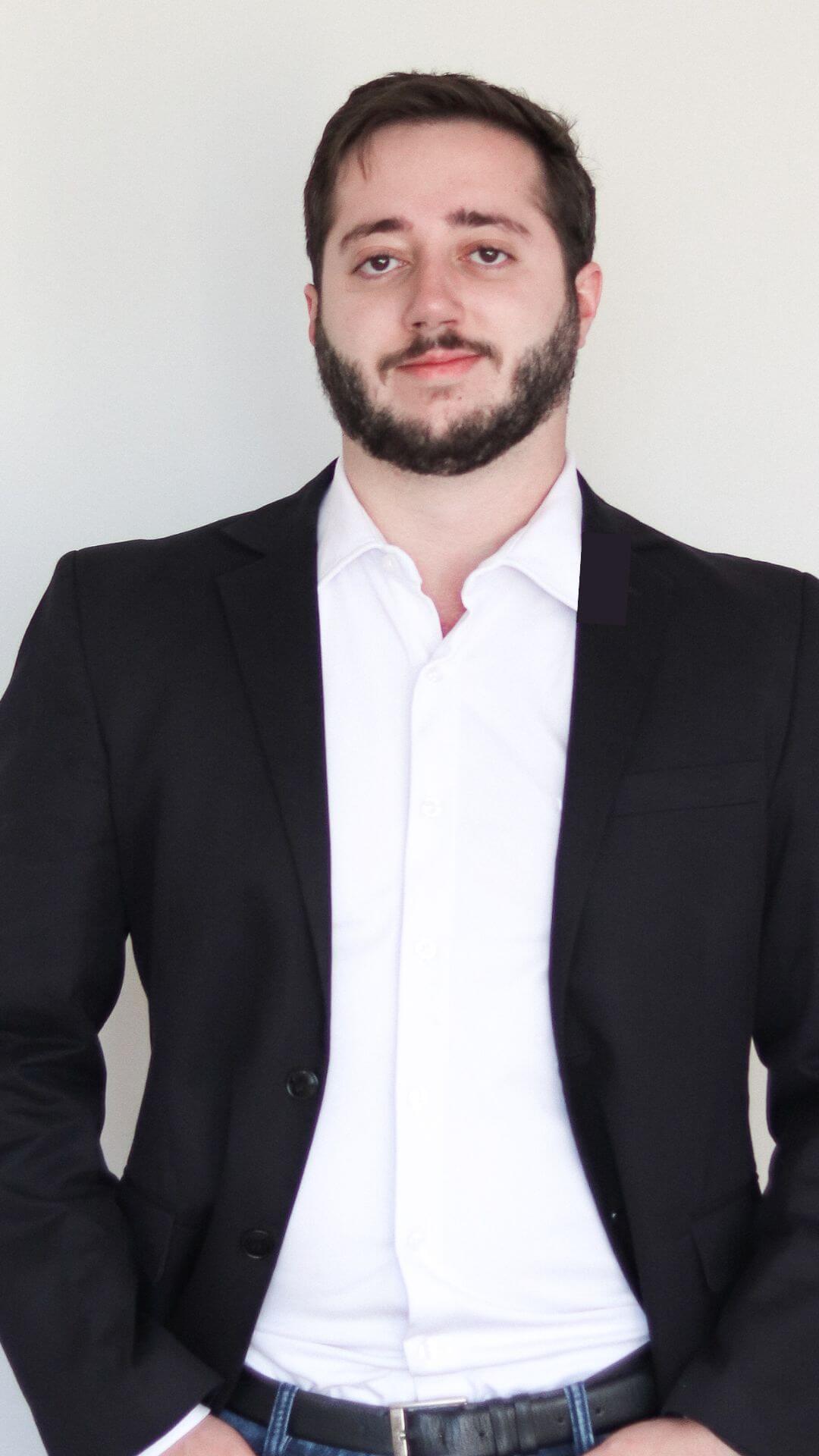 Otávio Llorente Bacharel em Direito pela PUC-PR e Especialista em Proteção e Análise de Dados pela PUC-RS, PUC-Campinas e pela ENM. Otávio possui ampla experiência em gestão de projetos e desenvolvimento de estratégias de marketing e vendas, tendo ajudado empresas a alcançarem até mesmo o mercado internacional.